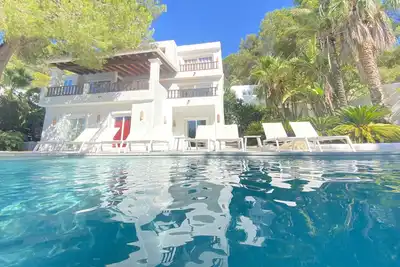 Image de 7 chambres, 6 salles de bains, luxueuse villa avec piscine privée et vue sur mer