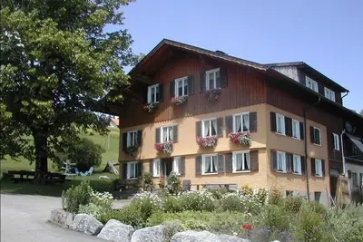 Image de appartement confortable avec vue sur la montagne, expérience à la ferme