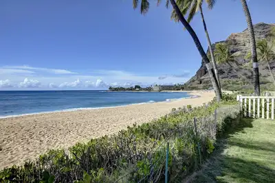 Image de Pas de la plage de sable de Charme Cottage face Situé sur Makaha Surf Plage