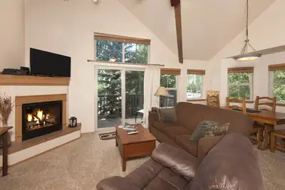 Image de Situé au cœur de Frisco, Sunny et Bright Condo Tarn Landing surdimensionné, à pied du lac Dillon