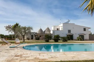 Image de Trulli avec piscine privée dans les Pouilles pour 8 personnes