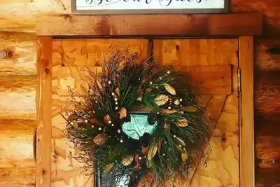 Image de Chalet en bois rond au bord du lac avec espace d'enseignement / studio disponible pour les retraites.