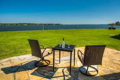 Image de Condo Bord De L'Eau Avec Une Vue Imprenable Sur Le Soleil, Le Coucher Du Soleil Et Les Eaux Libres Etendues