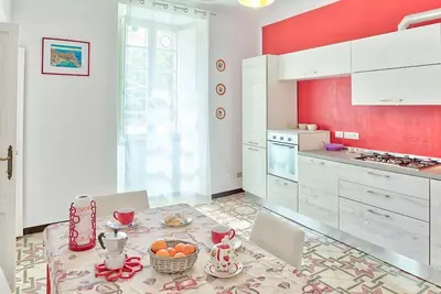 Image de Via Dante Vacanze - grand appartement pour 4, à 200 mètres de la plage, à Levanto