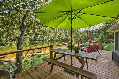 Image de Cozy Waterfront Cottage w / terrasse sur la rivière blanche!