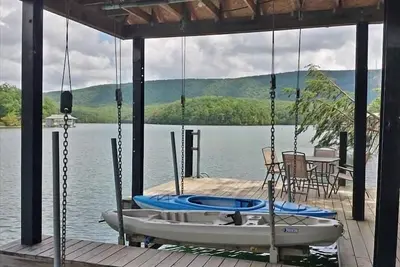 Image de \"Retraite anglaise\"<br>Mise à jour de la maison avec vue sur la montagne, Kayaks, Paddle Board, Wifi gratuit illimité, Nouvelle terrasse, Salle de jeux, Calme Cove, Animaux accept��s et plus!