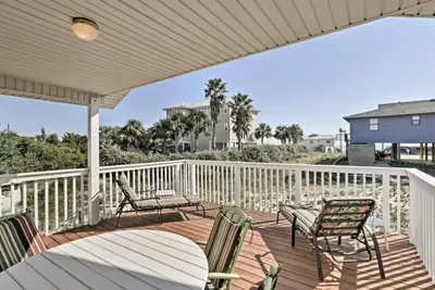 Image de Vue étincelante sur le golfe depuis une terrasse partiellement couverte