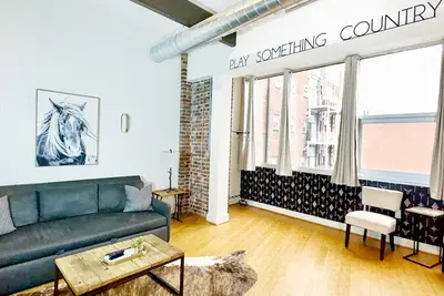 Image de Marchez Jusqu'à Honky Tonks! Downtown Nashville Loft: 50 à 70% de Réduction sur M-w! Brooks, 6 Personnes Location de Vacances à Nashville par Musiccityloft sur Vrbo