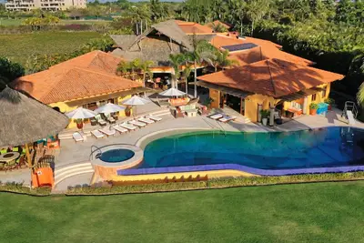 Image de Villa de luxe en bord de mer, service de classe mondiale, salle de sport, chef privé, entièrement équipé