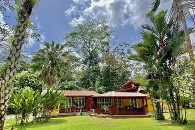 Image de A / C, WiFi gratuit, piscine, barbecue. 1 km du centre de La Fortuna.