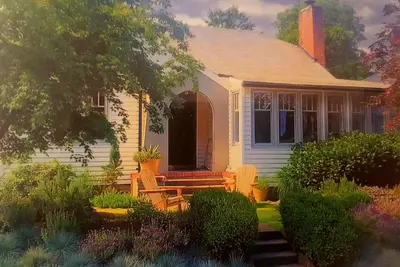 Image de Amity Wine Cottage - Merveilleux charme et décoration vintage dans la région viticole de l'Oregon