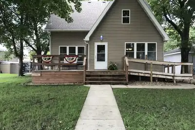 Image de Trois blocs au lac! Maison de 4 chambres avec garage deux étages 8 personnes