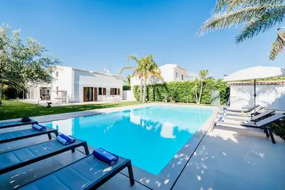 Villa élégante proche de la mer, grande piscine privée, jardin, barbecue, wi-fi