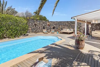 Image de Maison avec piscine chauffée, solarium, grand jardin, accès haut débit Wifi