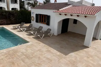 Image de Maison de vacances traditionnelle dans le meilleur emplacement de Cala Blanca / Ciutadella avec piscine