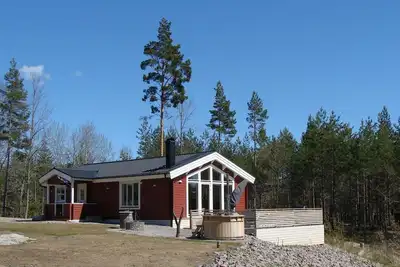 Image de Maison de vacances NERBJÄRKEN, endroit calme, à 150m du lac, ponton de baignade, bateau, bain à remous.