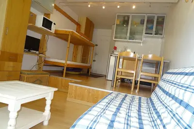 Image de studio lumineux, vue dégagée, village des enfants.