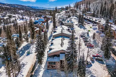 Image de Condominium d'une chambre nouvellement rénové au purgatoire à quelques pas des pentes