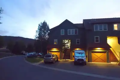 Image de Maison de ville au bord du lac avec de belles vues sur la montagne