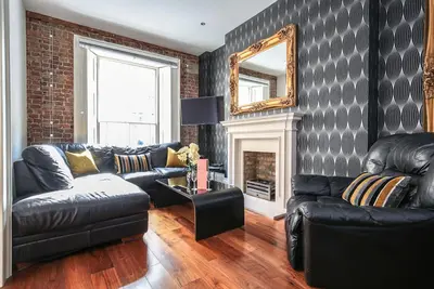 Image de Emplacement de classe mondiale. Hanover Sq Mayfair. 900 pieds carrés d'espace de qualité.