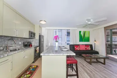 Image de Nouveau! Designer Rénové, Une Chambre, Parking Gratuit, Machine à laver / sèche-linge, Près de la plage