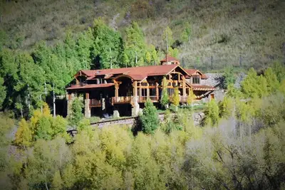 Image de Superbe maison prête pour les festivals et les réunions de famille!
