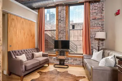 Image de Marchez Jusqu'à Honky Tonks! Downtown Nashville Loft: 50 à 70% de Réduction sur M-w! Willie, Sleeps 2 Locations de Vacances à Nashville par Musiccityloft sur Vrbo