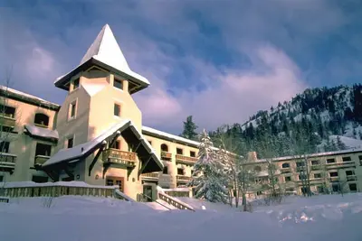 Base du Squaw Valley, Pied de levage & Village, Grands Services
