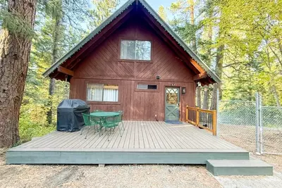 Image de Cabine boisée de 3 chambres sur 5 acres privés. 8 personnes, chiens bienvenus!