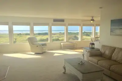 Image de Pacific Dreams Beach House - Face à la plage! À quelques pas de la plage, vue magnifique sur l'océan!