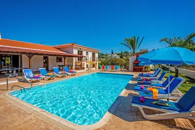 Image de Androniki Immense villa de luxe avec vue sur la mer et la montagne, piscine, barbecue, WiFi, A / C