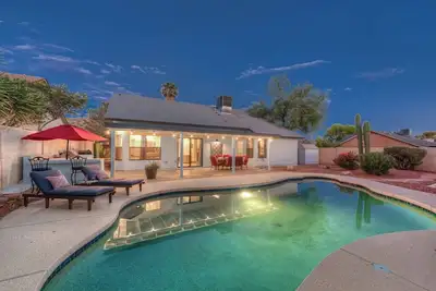 Image de Maison de rêve du designer avec piscine chauffée.