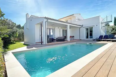 Image de Villa de vacances avec piscine, terrasse, climatisation et vue sur la mer