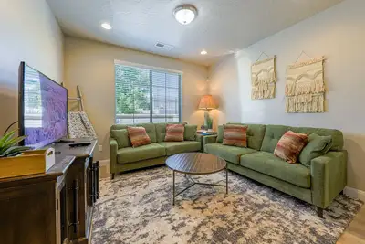 Image de Nouvelle Liste! Maison de ville moderne avec piscine et bain à remous partagés, près des parcs et des sentiers!