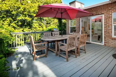 Image de Southwest Portland Single Level Plan d'étage ouvert Maison avec patio boisé à seulement 20 minutes du centre-ville