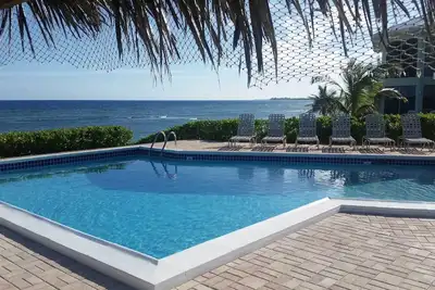 Image de Oceanfront Direct, premier étage sur la plage, calme et zone isolée Rum Point