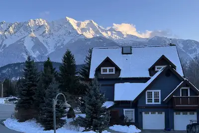 Image de Maison exécutive spacieuse avec vue sur la montagne 3500 pieds carrés à 5 min à pied de la ville