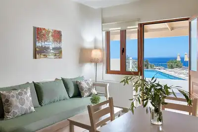 Image de Cozy pool front apartment with sea view (Elia)