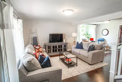 Image de The Getaway - Three Oaks Cottage 3 Br 1. 5 salles de bain