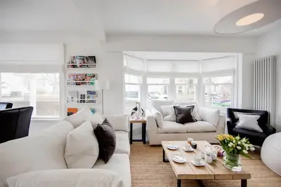Image de 74 By The Sea - * Superbe * Scandi-Coastal Home!