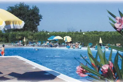 Image de Bel appartement avec piscine communautaire, jardin et 2 balcons