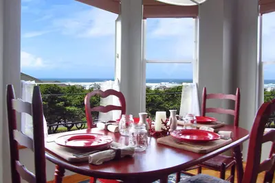 Image de Oceanview Villa, salle de jeux secrète, Spa, 800 Sf Master. Étapes de la plage, village!