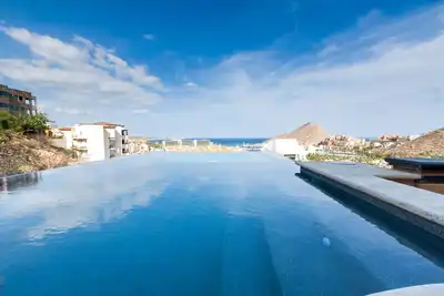 Image de Villa récemment rénovée à Pedregal 3 suites parentales de plus de 3000 pieds carrés.