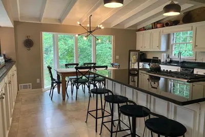 Image de Waters Edge Walking Distance aux magasins, restaurants, spas, lieux de mariage. .