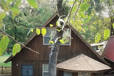 Image de The Shady Rest, votre maison de vacances avec terrasse à seulement 2 pâtés de maisons du lac Eufaula