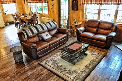 Image de Retraite confortable au bord du lac de 3 chambres avec commodités et accès aux sentiers à proximité!