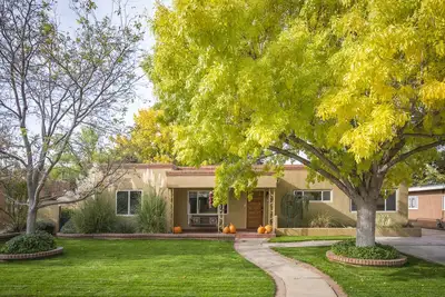 Image de Maison spacieuse et luxueuse loin de chez vous! Unm / Nob Hill