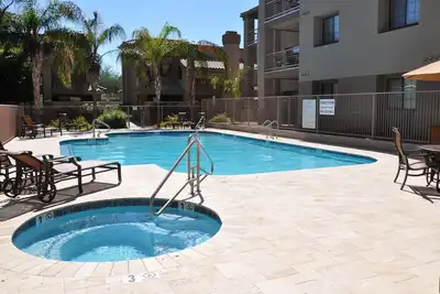 Image de Emplacement extraordinaire à Scottsdale! Magnifique condo spacieux avec piscine chauffée!