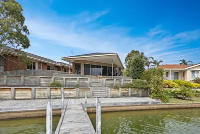 Pelican-Brief - Paynesville, Vic