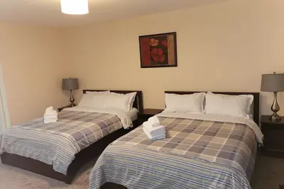 Image de Nouvelle maison de trois étages avec six chambres à Niagara Falls Ontario Canada